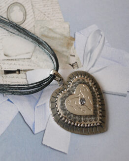 Halskette Heart Emaille... Zeitlose, trendige und ausgefallene Modeschmuck aus der ganzen Welt