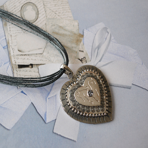 Halskette Heart Emaille... Zeitlose, trendige und ausgefallene Modeschmuck aus der ganzen Welt