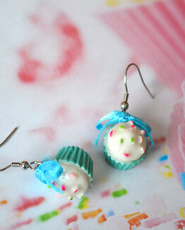 „BellaMiss Cupcake“ Ohrringe mit farbenfrohem Cupcake-Motiv auf hellem Hintergrund.