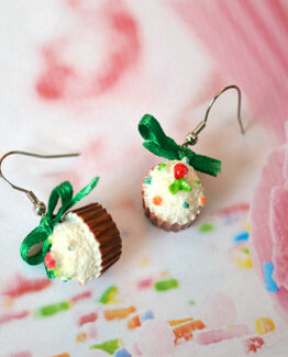 „BellaMiss Cupcake“ Ohrringe mit farbenfrohem Cupcake-Motiv auf hellem Hintergrund.