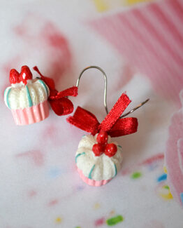 „BellaMiss Cupcake“ Ohrringe mit farbenfrohem Cupcake-Motiv auf hellem Hintergrund.